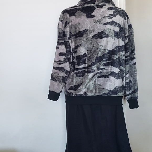 Camo Print Pullover NWT Size S - Picture 2 of 3